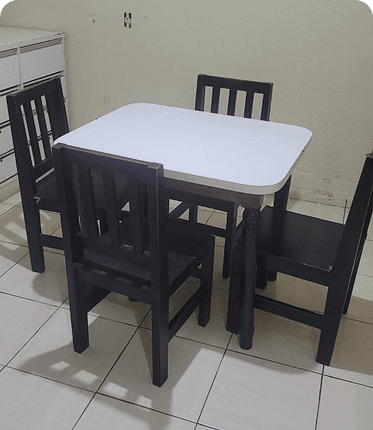 Mesa com 4 Cadeiras de Madeira