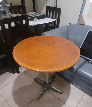 Mesa Redonda com Base Metálica