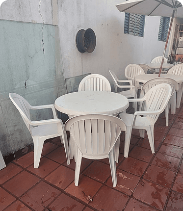 Mesa + 4 Cadeiras de Plástico