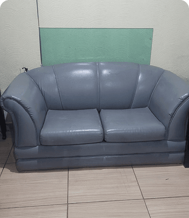 Sofá Cinza de 2 Lugares
